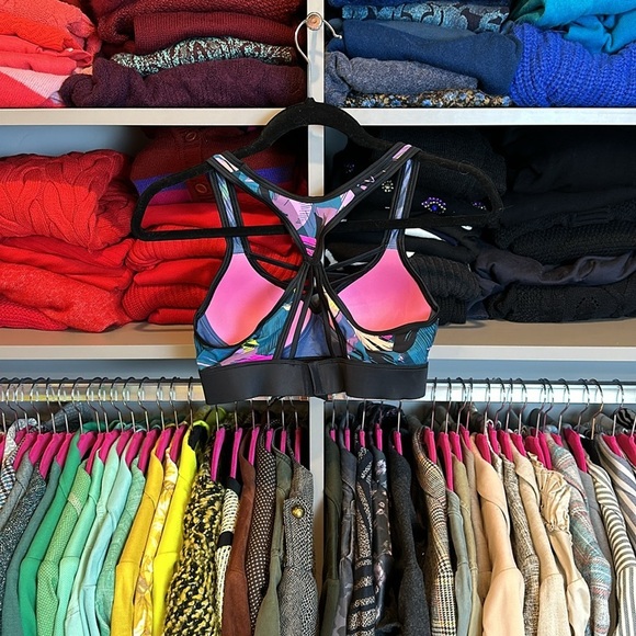 PINK Ultimate black with flower print racerback sports bra size S NWOT - Picture 3 of 3